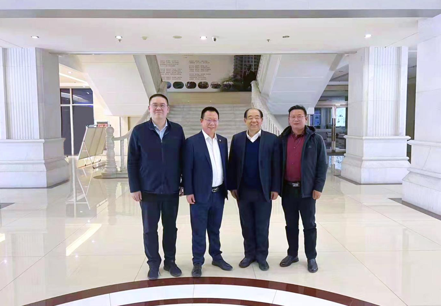 法恩萊特董事長(zhǎng)石俊峰（左二）與多氟多董事長(zhǎng)李世江（左三）