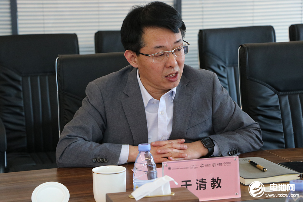 青島市民營經(jīng)濟(jì)發(fā)展局一級調(diào)研員李中強(qiáng)一行到訪海融網(wǎng)山東總部