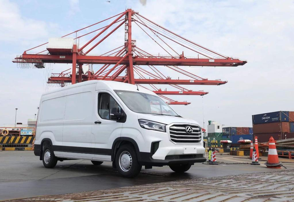 正在港口“蓄勢待發”的上汽大通汽車。 受訪者供圖