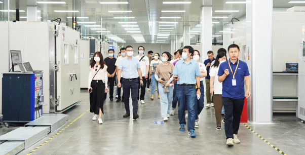 走進蜂巢創(chuàng)新中心 直擊短刀針刺