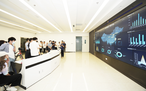 走進蜂巢創(chuàng)新中心 直擊短刀針刺