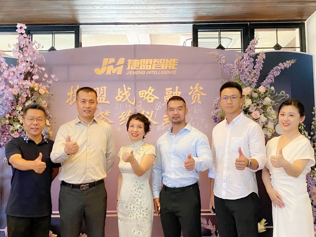 捷盟智能董事長焦軍峰（左二）、捷盟智能副總潘文娟（左六）；陳怡（左三）、賴傳錕（左一）、常誠（左四）、林志佳（左五）