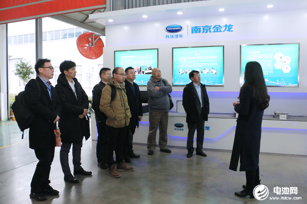 中國鋰電新能源產業鏈調研團一行參觀南京金龍