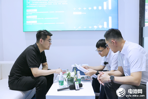 卓越鋁塑膜月均出貨200萬(wàn)㎡ 25年長(zhǎng)壽命高沖深儲(chǔ)能鋁塑膜量產(chǎn)出貨