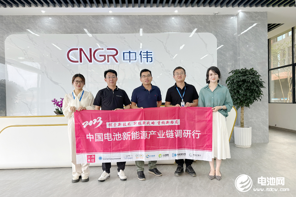 中關(guān)村新型電池技術(shù)創(chuàng)新聯(lián)盟秘書長于清教一行參觀考察貴州中偉儲能