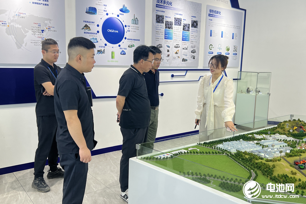 中關(guān)村新型電池技術(shù)創(chuàng)新聯(lián)盟秘書長于清教一行參觀考察貴州中偉儲能