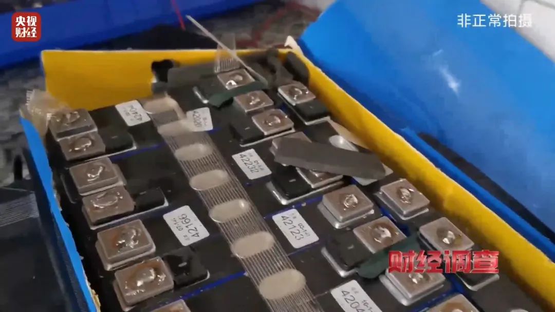 巨大安全隱患！“三無”鋰電池黑作坊，竟藏身居民樓！記者調查現場，突然起火→