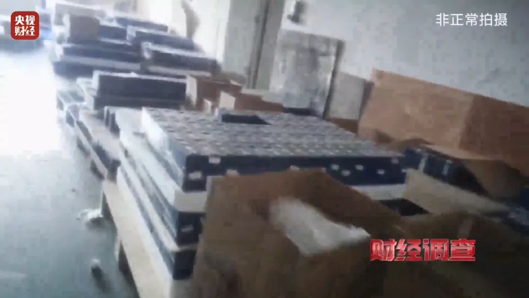 巨大安全隱患！“三無”鋰電池黑作坊，竟藏身居民樓！記者調查現場，突然起火→