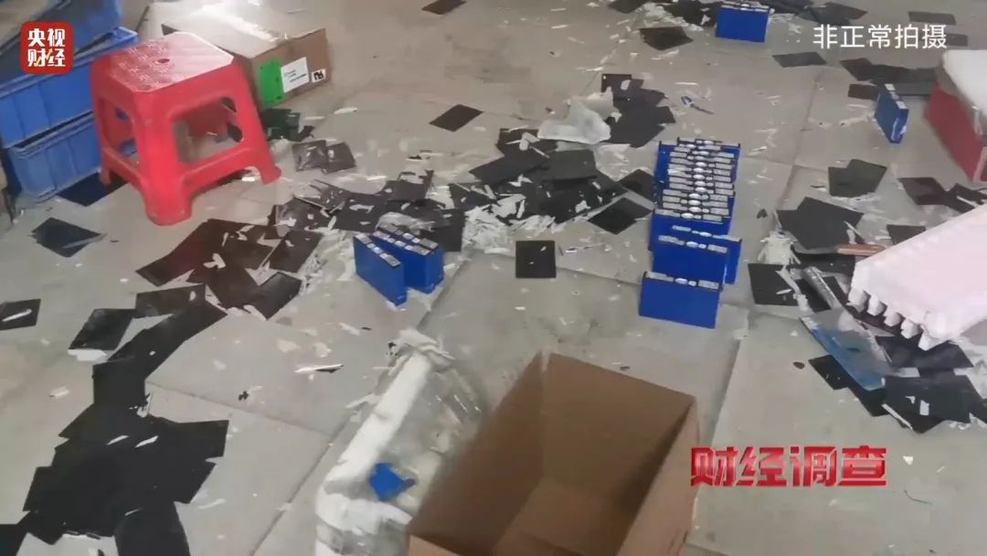 巨大安全隱患！“三無”鋰電池黑作坊，竟藏身居民樓！記者調查現場，突然起火→