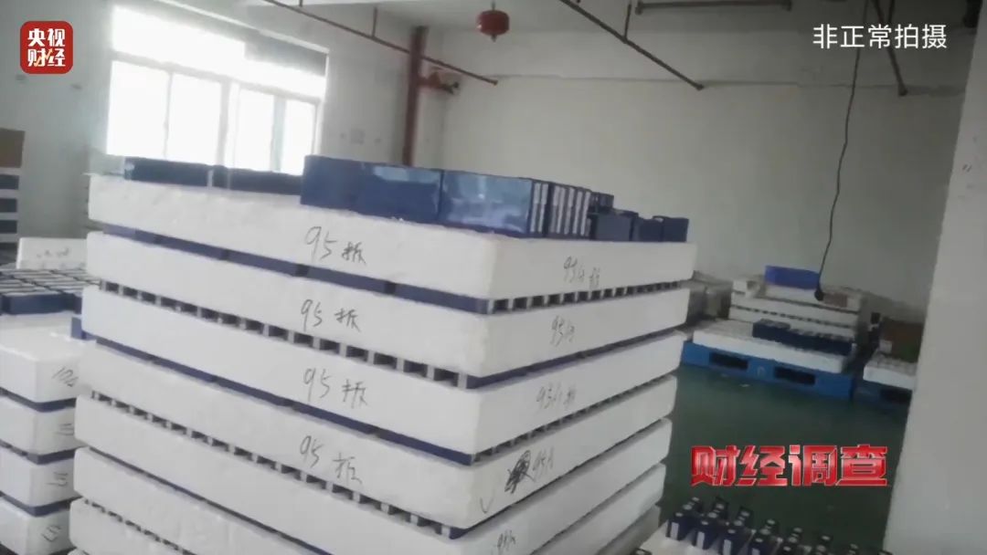 巨大安全隱患！“三無”鋰電池黑作坊，竟藏身居民樓！記者調查現場，突然起火→