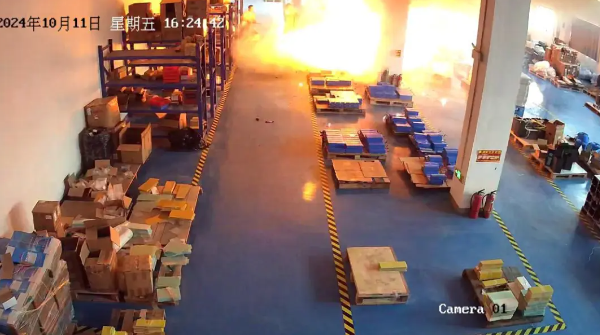 靜靜堆放的鋰電池也會爆炸？廣東佛山一電池廠燒了……