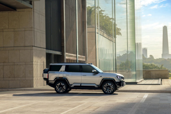 國(guó)貨旗艦來(lái)了！比亞迪華為聯(lián)合發(fā)布方程豹 豹8上市，售價(jià)37.98萬(wàn)元起